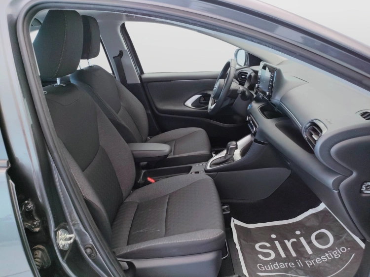 13 - Toyota Yaris Yaris 1.5h Trend
