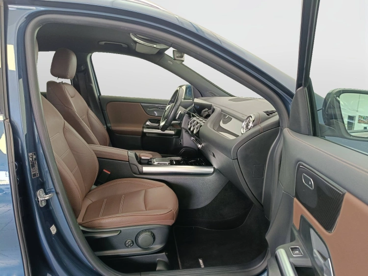 11 - Mercedes-Benz GLA 200 d Premium auto