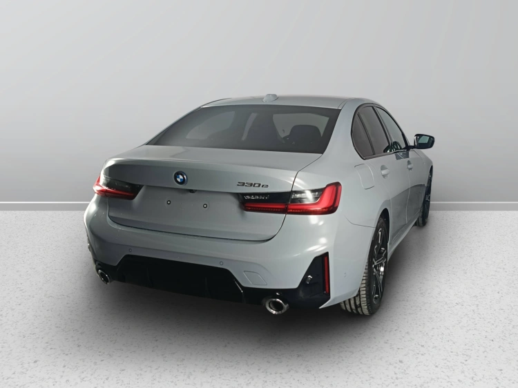 5 - BMW Serie 3 BMW 330e Berlina