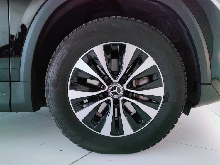 8 - Mercedes-Benz GLA 180 d Business auto