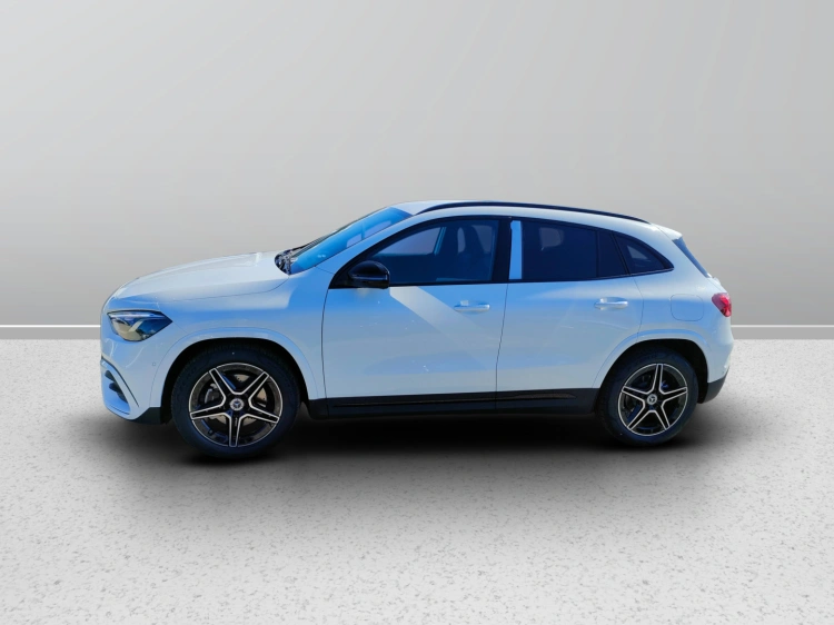 3 - Mercedes-Benz GLA 180  d Automatic