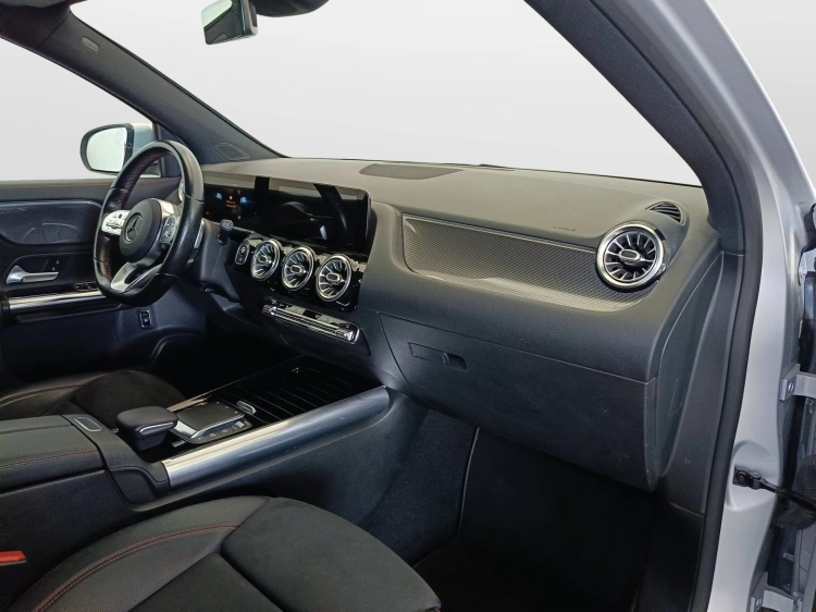 11 - Mercedes-Benz GLA 180 d Premium auto