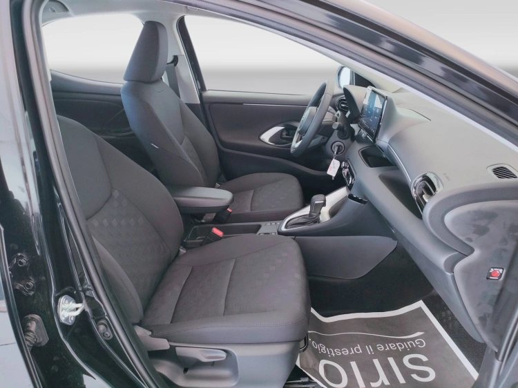 13 - Toyota Yaris YARIS 1.5H ECVT 5P MY26