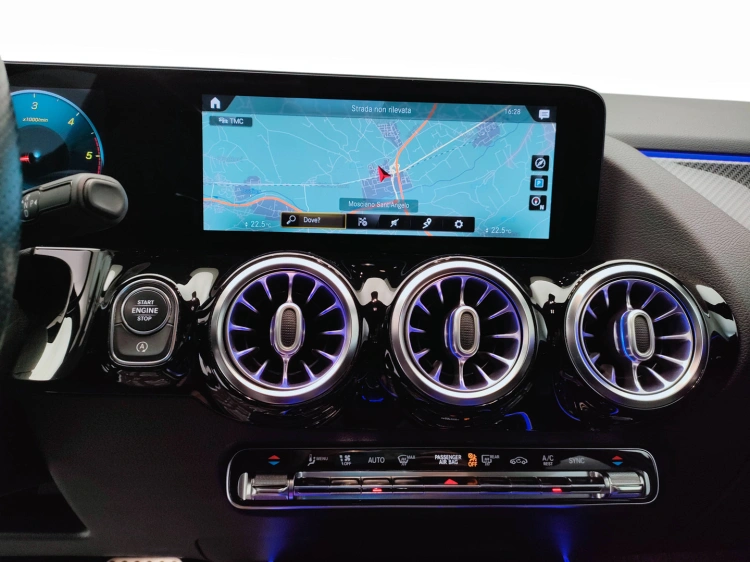 11 - Mercedes-Benz GLA 200 d Premium auto