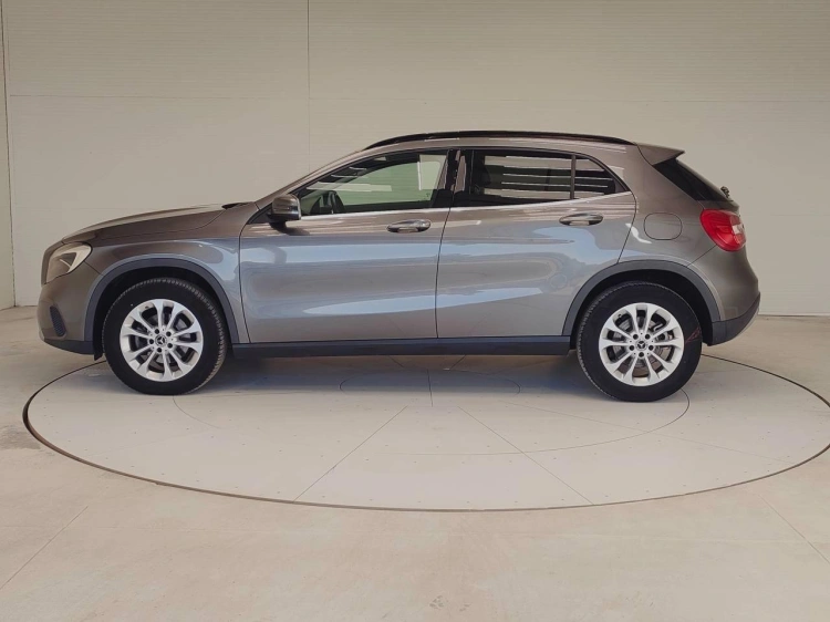 3 - Mercedes-Benz GLA 200 d Business auto