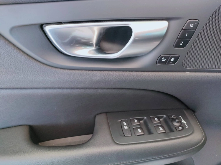 16 - Volvo V60 V60 2.0 b4 Plus Dark auto