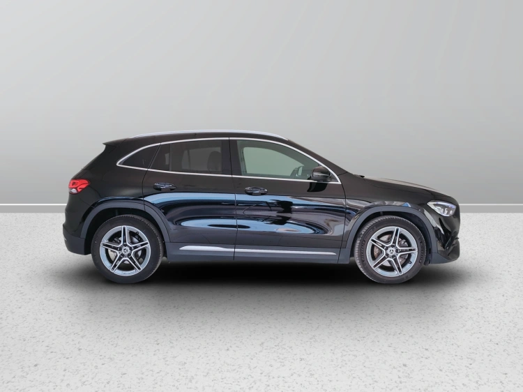 7 - Mercedes-Benz GLA 180 d Premium auto