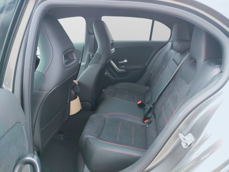 9 - Mercedes-Benz Classe A 180 d Automatic