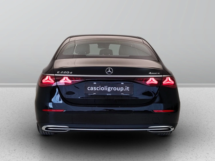 4 - Mercedes-Benz CLASSE E 220 d 4MATIC
