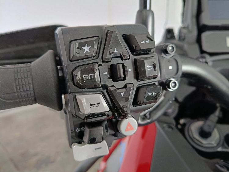 8 - Honda Africa Twin AFRICA TWIN ADVENTURE DCT