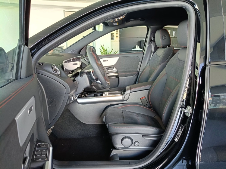 8 - Mercedes-Benz GLA 200 d Automatic 4MATIC