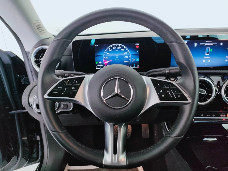 15 - Mercedes-Benz CLA Shooting Brake 180 d Advanced auto