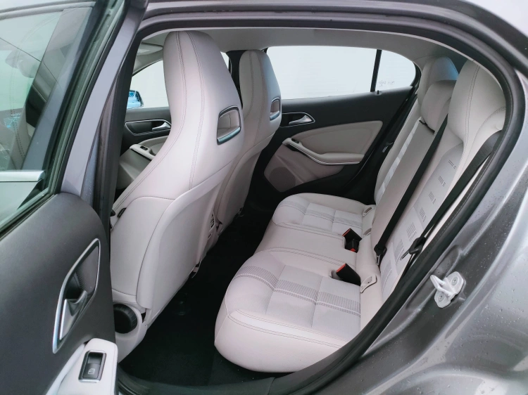 12 - Mercedes-Benz GLA 180 d Sport auto