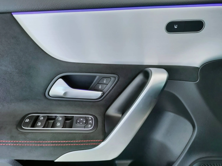 13 - Mercedes-Benz Classe A 180 d AMG Line Advanced Plus auto