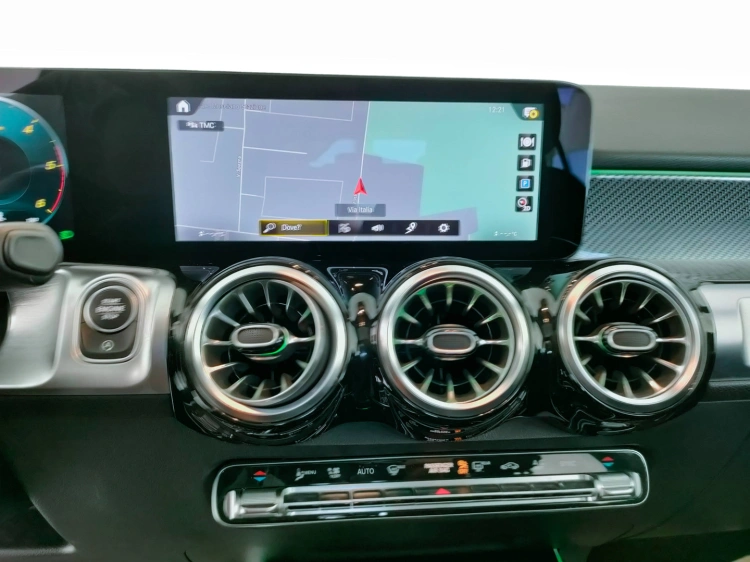 12 - Mercedes-Benz GLB 200 d Premium auto