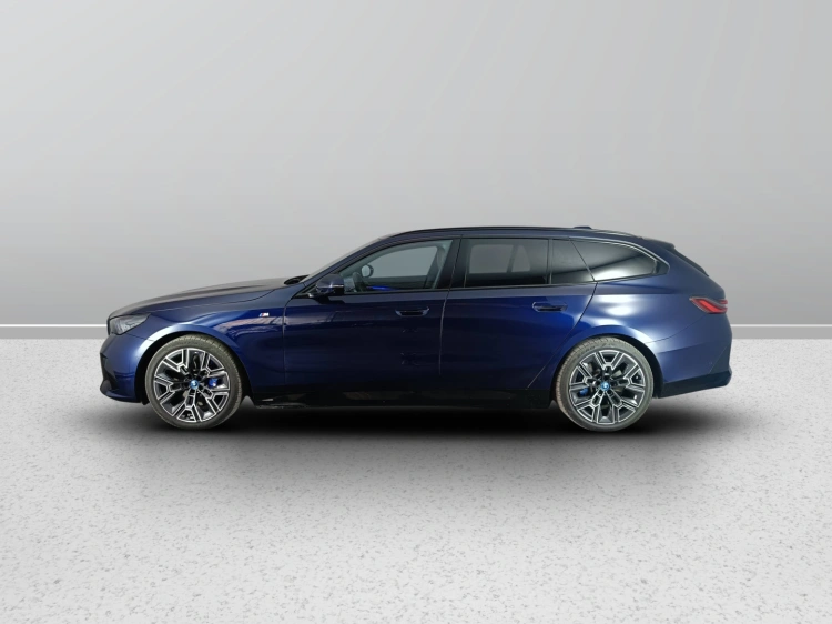 3 - BMW i5 BMW i5 eDrive40 Touring