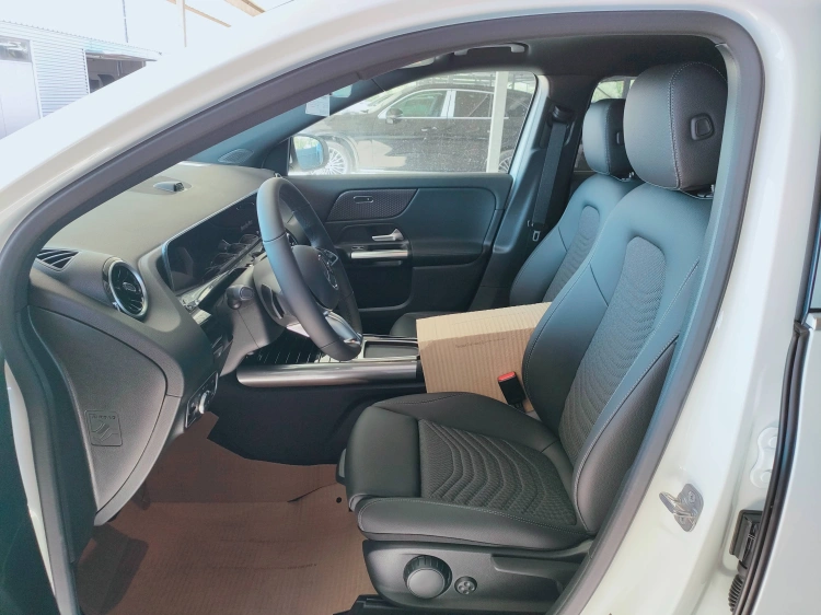 11 - Mercedes-Benz GLA 180 Automatic