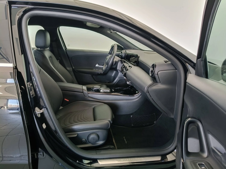 11 - Mercedes-Benz Classe A 180 d Business Extra auto