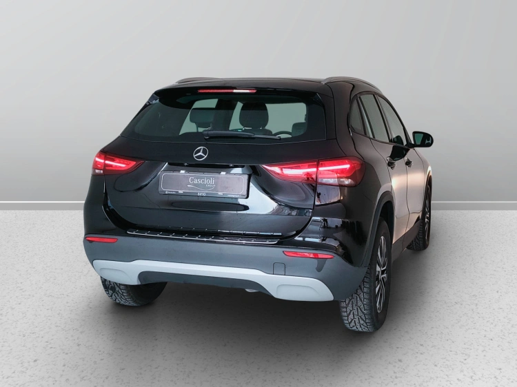 6 - Mercedes-Benz GLA 180 d Business auto