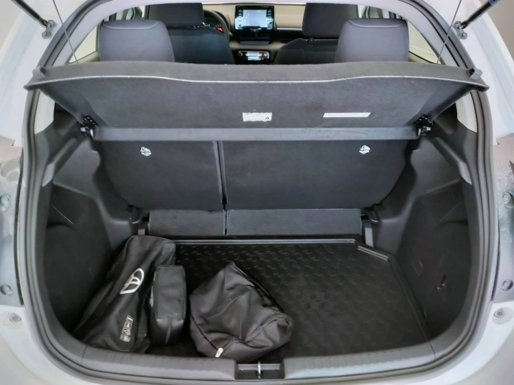 9 - Toyota Yaris Yaris 1.5h Active