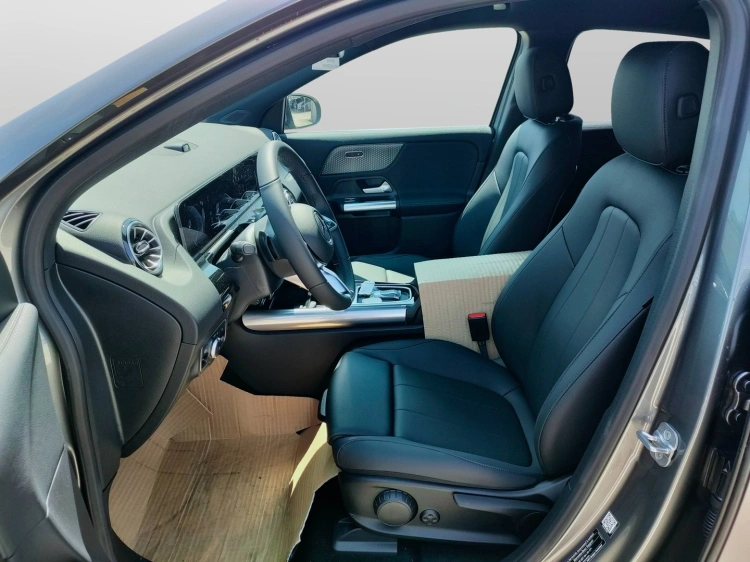 13 - Mercedes-Benz EQA 300 4MATIC