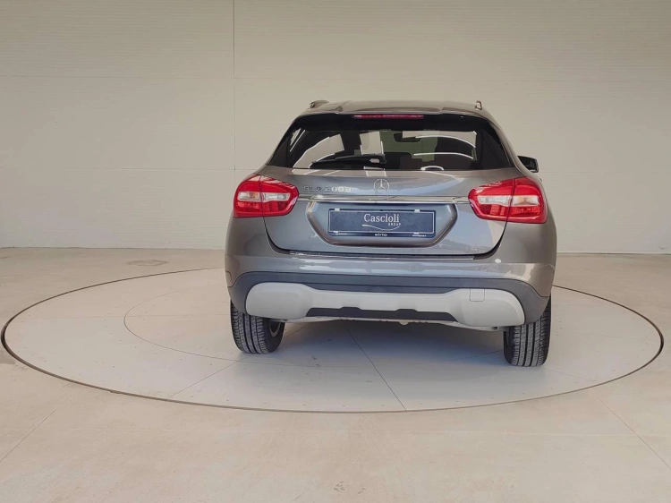 4 - Mercedes-Benz GLA 200 d Business auto