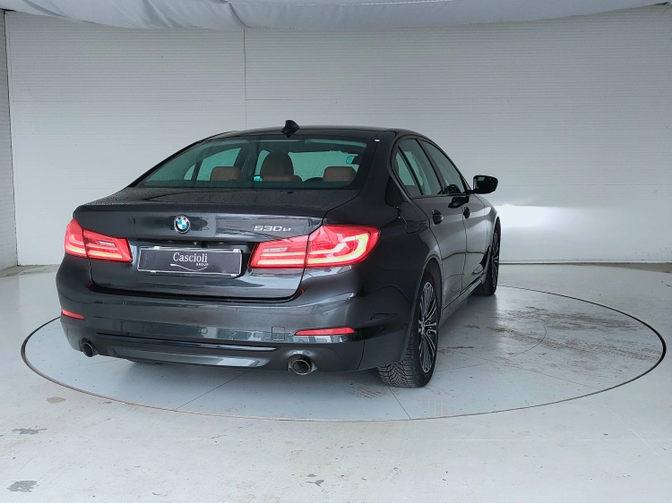 6 - BMW Serie 5 530e Sport auto