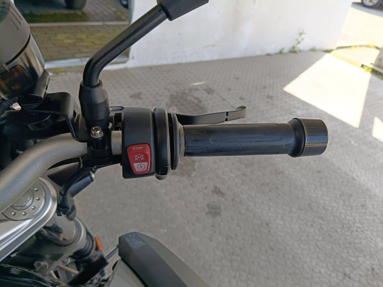 9 - BMW Motorrad R F 800 R