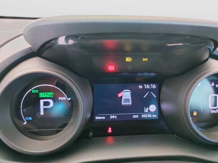 17 - Toyota Yaris Yaris 1.5h Trend