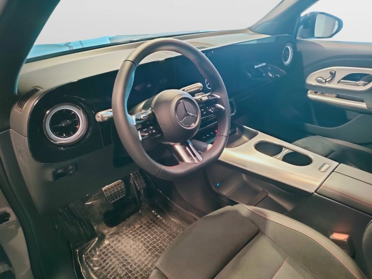10 - Mercedes-Benz GLB 250+ con tecnologia EQ