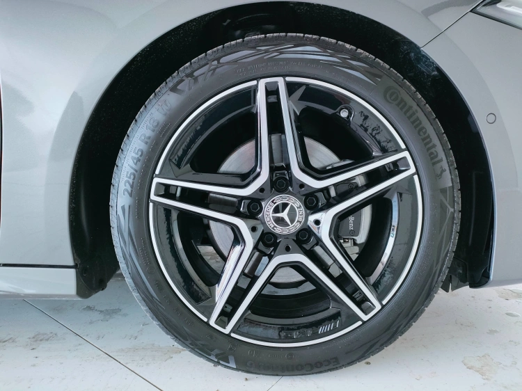 8 - Mercedes-Benz Classe A 200 d Automatic