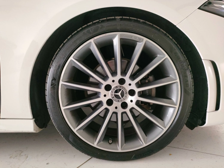 8 - Mercedes-Benz Classe A 180 d Premium auto
