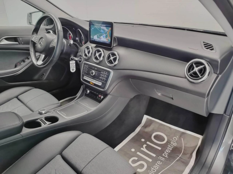 12 - Mercedes-Benz GLA 200 d Business auto
