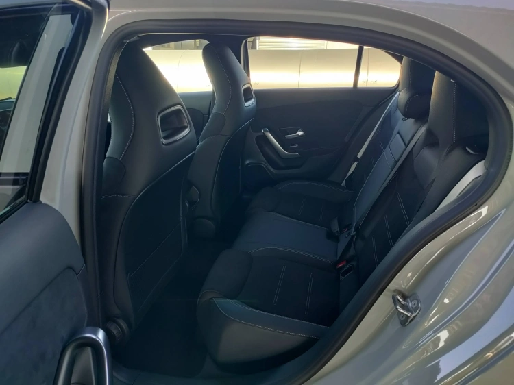 10 - Mercedes-Benz Classe A 180 d Automatic