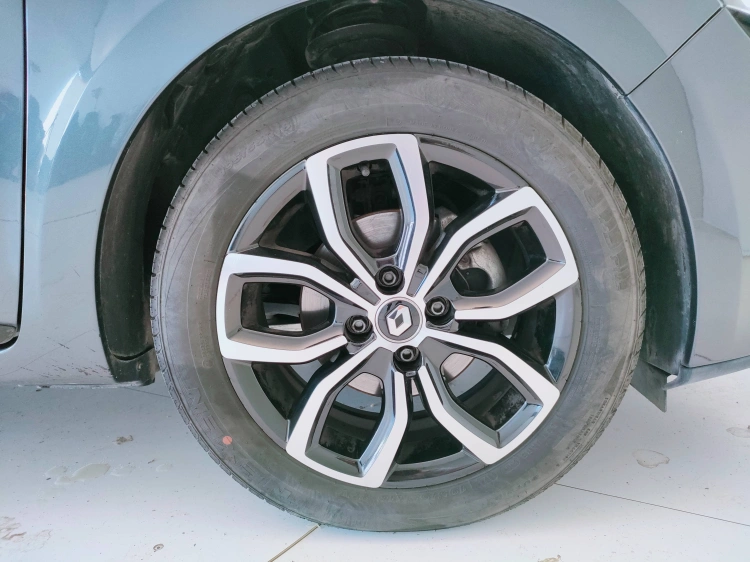9 - Renault Clio Clio 1.5 dci Moschino Intens 90cv