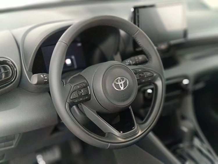 12 - Toyota Yaris YARIS 15H ECVT 5P ACTIVE MY25