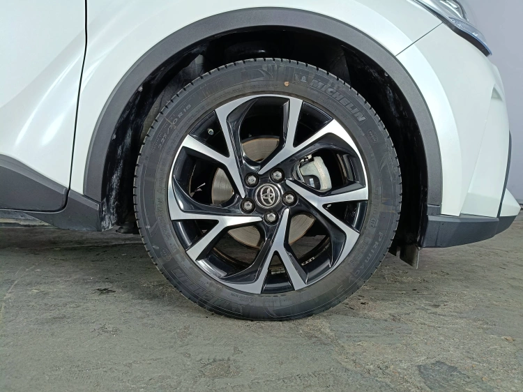 15 - Toyota C-HR TOYOTA C-HR 1.8 Hybrid E-CVT Trend