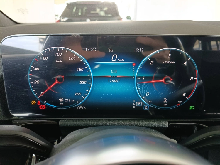 12 - Mercedes-Benz GLA 200 d Premium auto