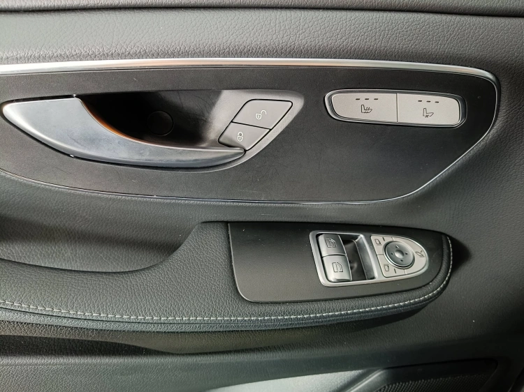 22 - Mercedes-Benz Classe V Extralong 300 d Premium 4matic auto