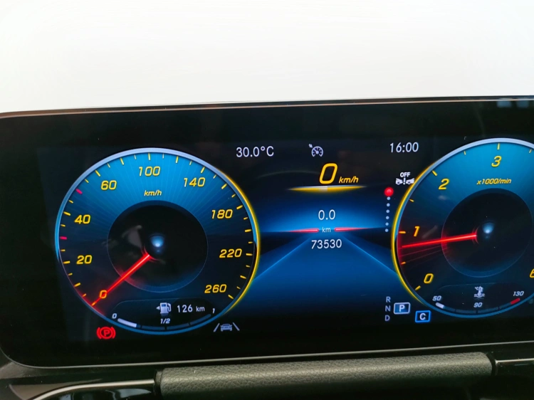 16 - Mercedes-Benz GLA 200 d Premium 4matic auto