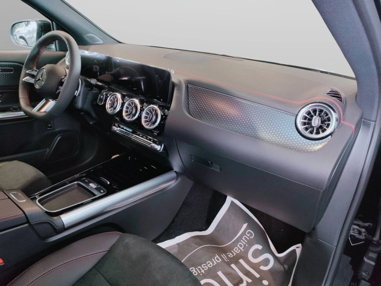 11 - Mercedes-Benz EQA 300 4MATIC