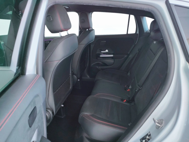 10 - Mercedes-Benz GLA 180 d Premium auto