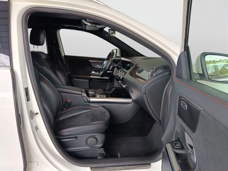 11 - Mercedes-Benz GLA 200 d Premium auto