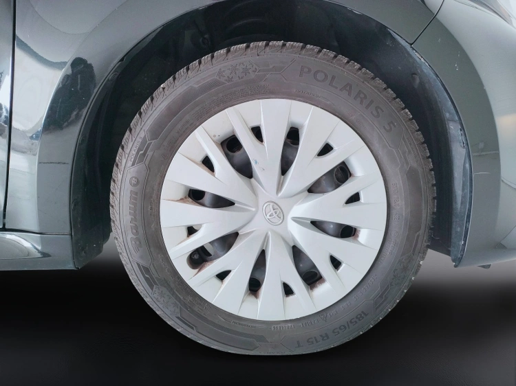 8 - Toyota Yaris Yaris 1.5h Active