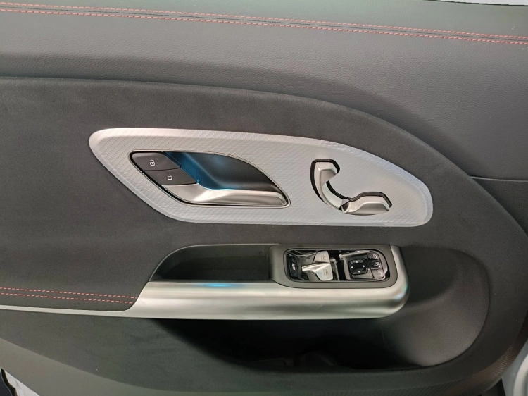 13 - Mercedes-Benz GLB 250+ con tecnologia EQ