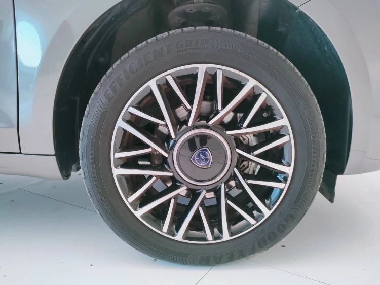 8 - Lancia Ypsilon Ypsilon 1.0 firefly hybrid Gold s&s 70cv