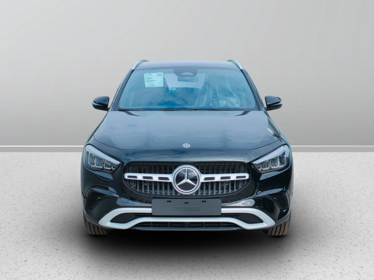 2 - Mercedes-Benz GLA 180 Automatic