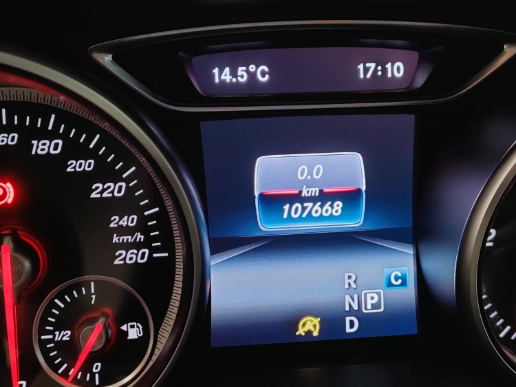 19 - Mercedes-Benz GLA 180 d Sport auto