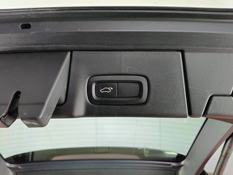 17 - Volvo V90 V90 2.0 D4 Momentum Business Pro awd geartronic