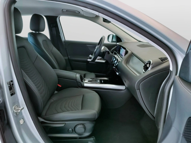 13 - Mercedes-Benz GLA 180 d Progressive Advanced auto
